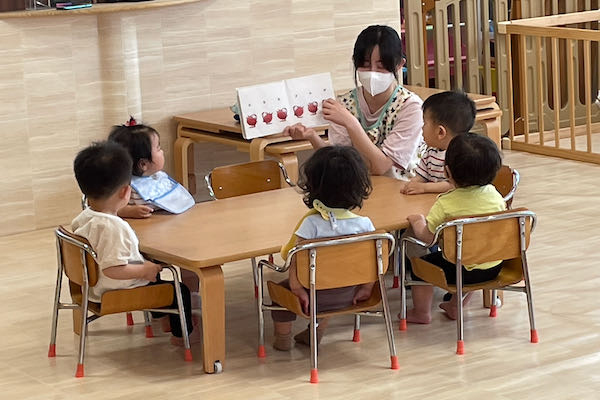 絵本の読み聞かせ